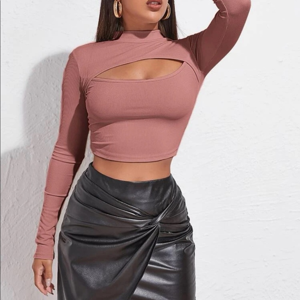 Neck cut-out long sleeve crop top